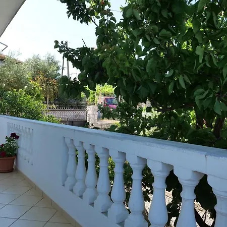 아파트 - Spacious Garden And Balcony 5 Min To & Center