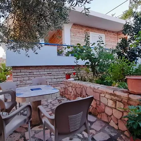 - Spacious Garden And Balcony 5 Min To & Center 사밀