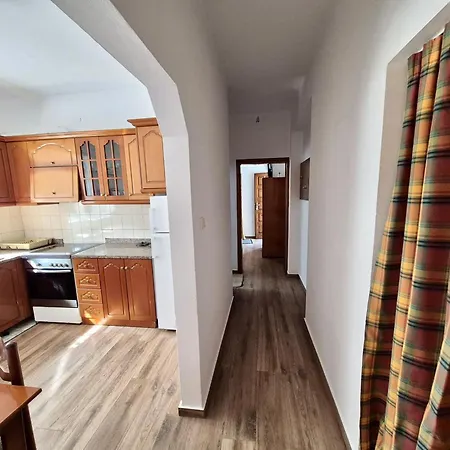 - Spacious Garden And Balcony 5 Min To & Center 사밀