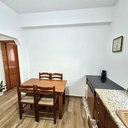 - Spacious Garden And Balcony 5 Min To & Center 아파트 사밀