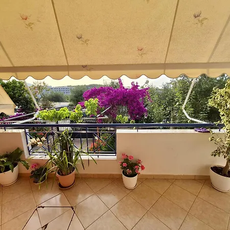 아파트 - Spacious Garden And Balcony 5 Min To & Center *