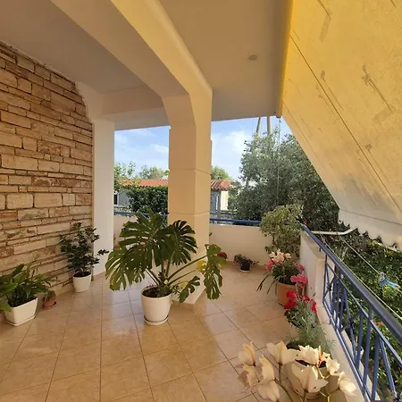- Spacious Garden And Balcony 5 Min To & Center 사밀