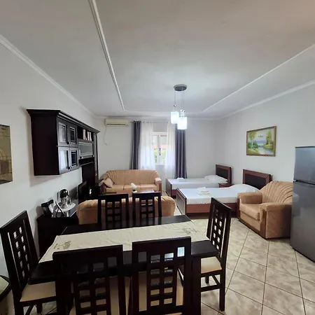 아파트 - Spacious Garden And Balcony 5 Min To & Center