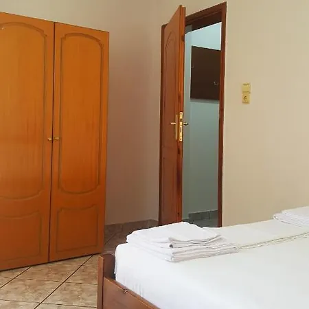 - Spacious Garden And Balcony 5 Min To & Center