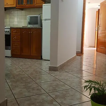 - Spacious Garden And Balcony 5 Min To & Center *