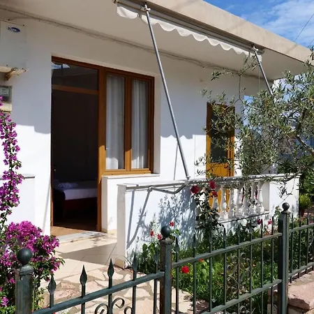 Apartment - Spacious Garden And Balcony 5 Min To & Center *