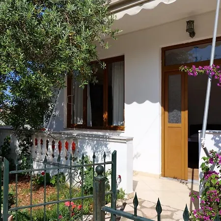 - Spacious Garden And Balcony 5 Min To & Center Apartment *