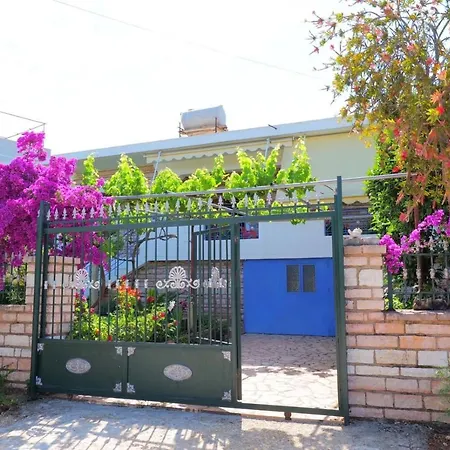 - Spacious Garden And Balcony 5 Min To & Center Apartment *