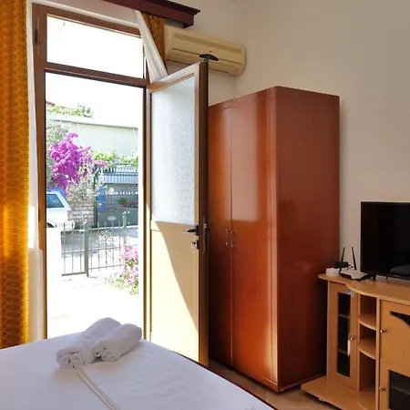 - Spacious Garden And Balcony 5 Min To & Center Apartment