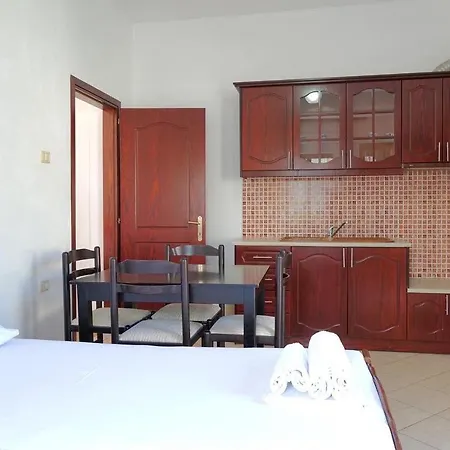 Apartment - Spacious Garden And Balcony 5 Min To & Center