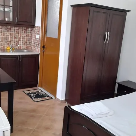 Apartment - Spacious Garden And Balcony 5 Min To & Center *
