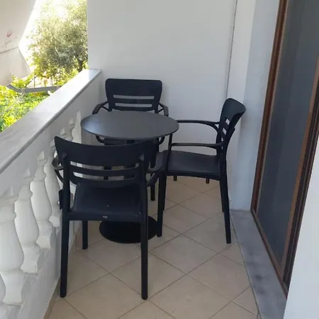 Apartment - Spacious Garden And Balcony 5 Min To & Center *