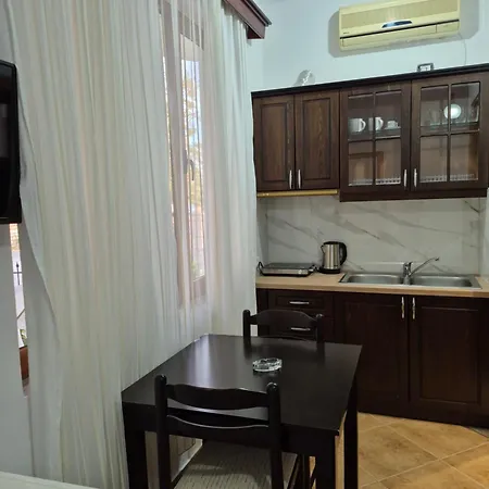 - Spacious Garden And Balcony 5 Min To & Center Apartment *