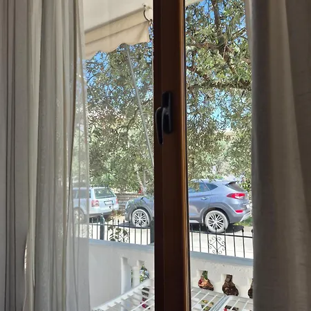 Apartment - Spacious Garden And Balcony 5 Min To & Center *