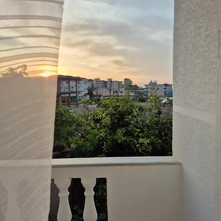 - Spacious Garden And Balcony 5 Min To & Center