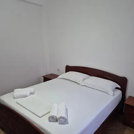 - Spacious Garden And Balcony 5 Min To & Center Apartment