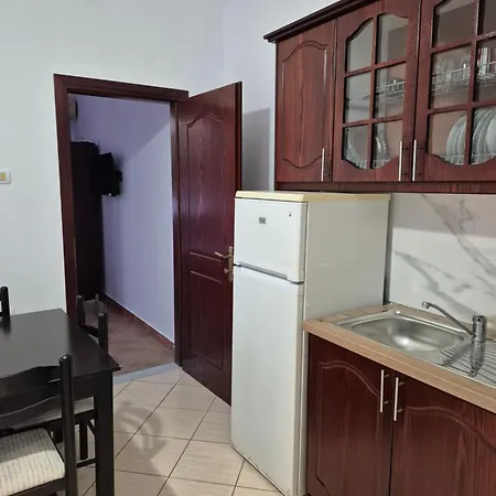 - Spacious Garden And Balcony 5 Min To & Center