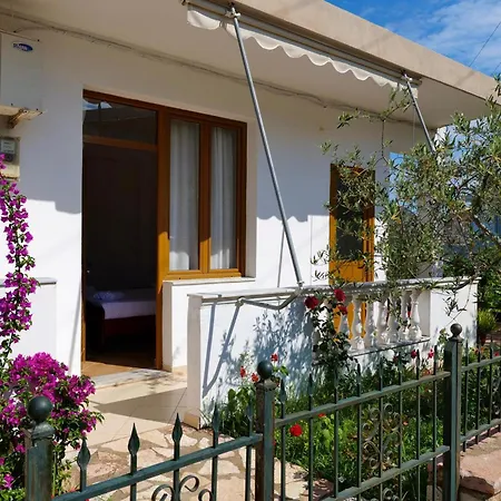 - Spacious Garden And Balcony 5 Min To & Center Apartment *