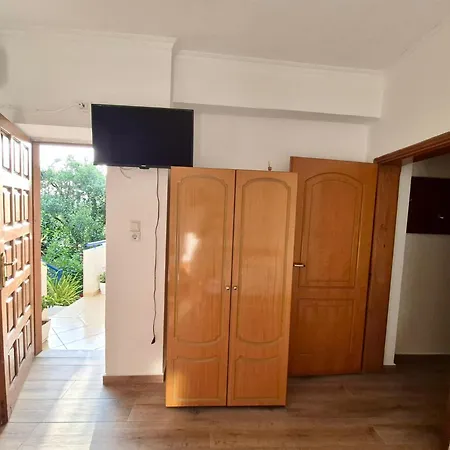 - Spacious Garden And Balcony 5 Min To & Center