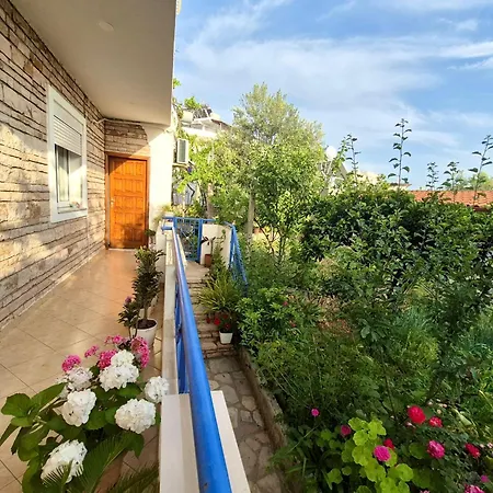 - Spacious Garden And Balcony 5 Min To & Center 公寓