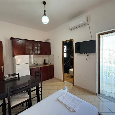 - Spacious Garden And Balcony 5 Min To & Center Ksamil