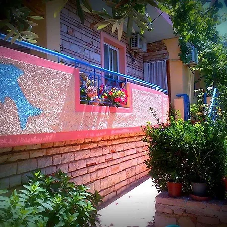 - Spacious Garden And Balcony 5 Min To & Center Apartment *